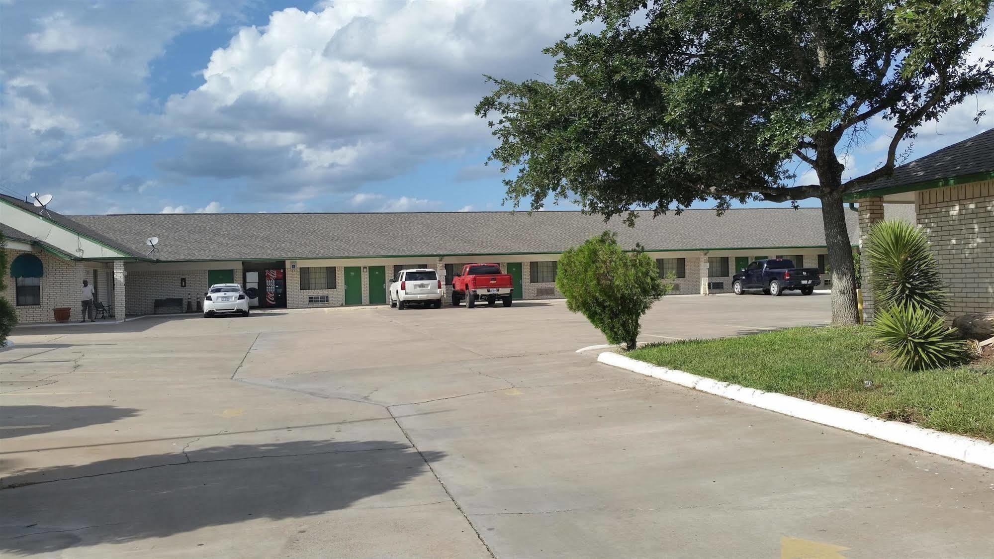 Garden Inn & Suites Hebbronville Екстериор снимка