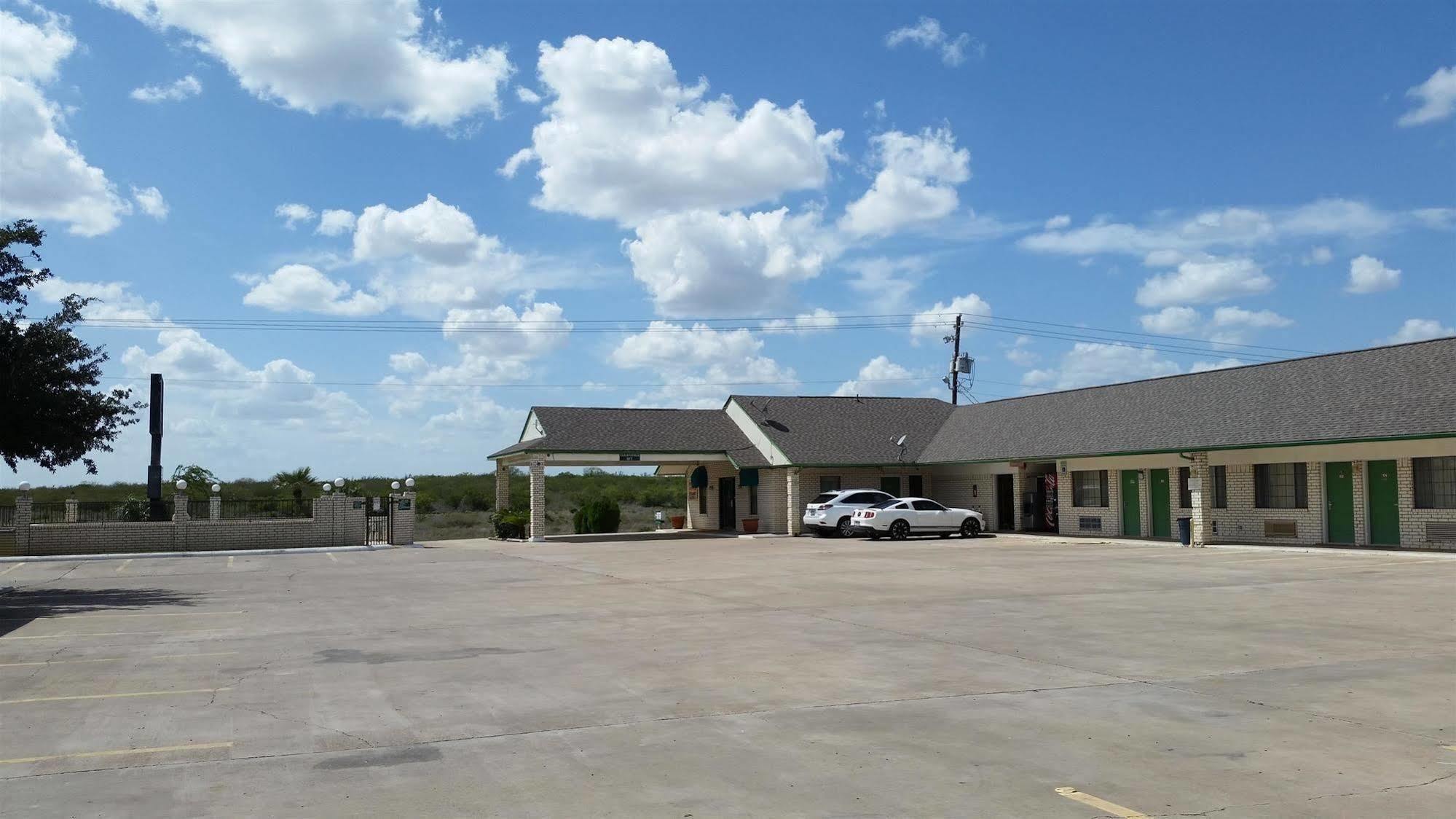Garden Inn & Suites Hebbronville Екстериор снимка